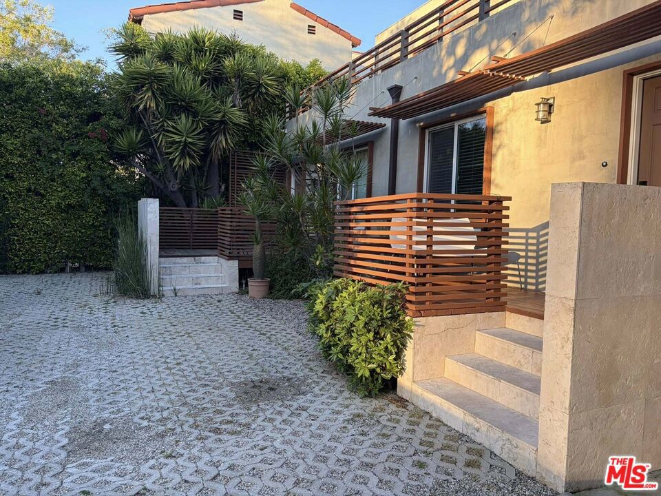 832 N Las Palmas Avenue