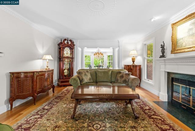 32 Kensington Ct, Alamo CA: https://media.crmls.org/mediaz/008e06d5-991f-411c-a6fe-865b0bd21b07.jpg