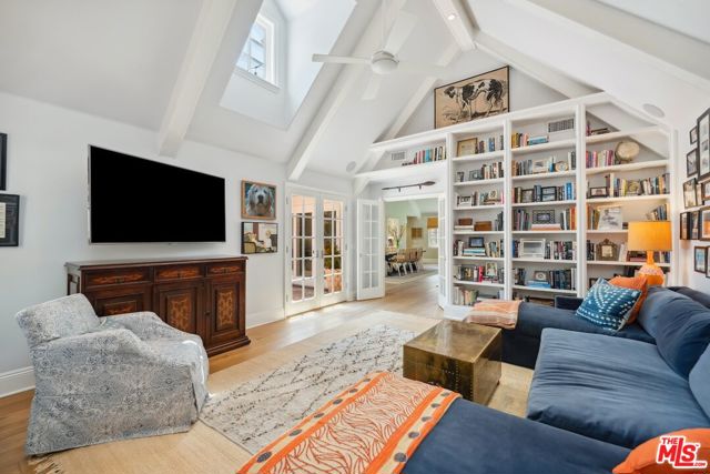 4714 Balboa Avenue, Encino CA: https://media.crmls.org/mediaz/008eaa4c-fd76-4453-8754-3bc09305eac1.jpg