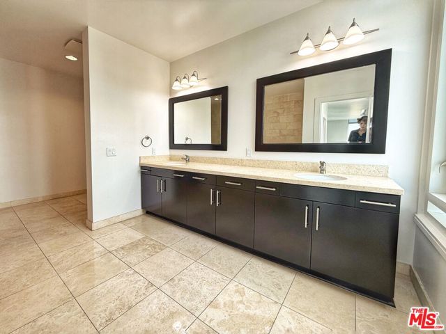 717 W Olympic Boulevard, Los Angeles CA: https://media.crmls.org/mediaz/00901fb5-f704-4211-b863-52f63f977b3b.jpg
