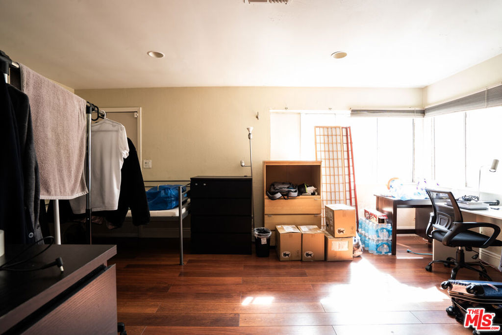 https://media.crmls.org/mediaz/0090b1e4-594b-4a49-a242-08f6e7fd16d8.jpg?preset=X-Large