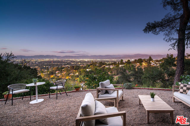 3720 Alta Mesa Drive, Studio City CA: https://media.crmls.org/mediaz/0090cf01-728e-4126-94da-f50008c7b5b5.jpg