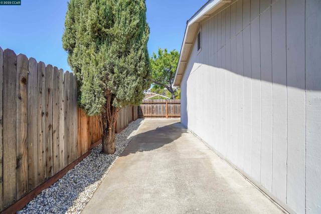81 Pioneer Ct, Oakley CA: https://media.crmls.org/mediaz/0091638e-0b4c-4796-a14c-b8eca2fae195.jpg