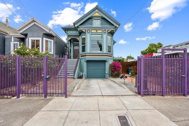 696 29th Street, Oakland CA: https://media.crmls.org/mediaz/00966676-544d-41dd-b1f9-6b3ebea91371.jpg