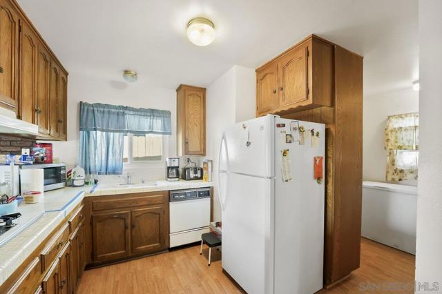 152 Leoma Ln, Chula Vista CA: https://media.crmls.org/mediaz/0096c733-3ad2-4ea3-b0ec-f6f82f90c301.jpg