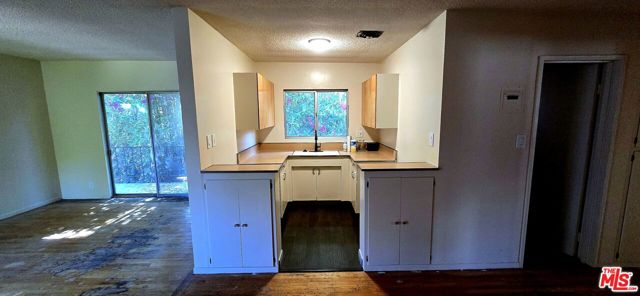 1433 N Martel Avenue, Los Angeles CA: https://media.crmls.org/mediaz/009876f6-4bca-48e5-971f-4973ef7a6061.jpg