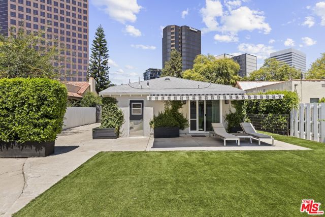 6526 San Vicente Boulevard, Los Angeles CA: https://media.crmls.org/mediaz/0098de88-258f-4d37-a8ac-922a3a3d3581.jpg