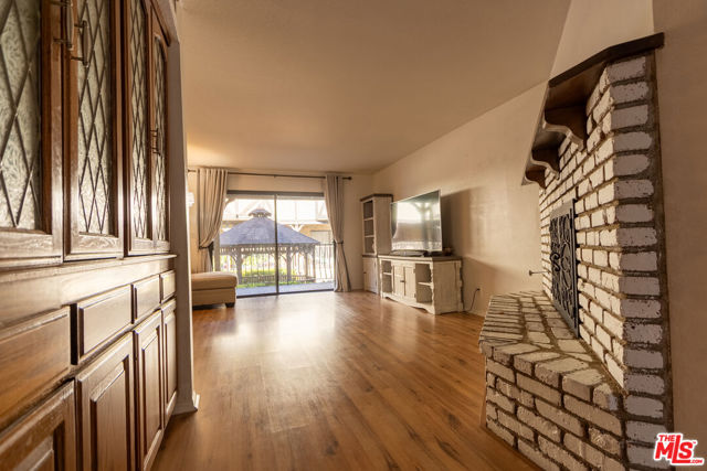 645 Magnolia Boulevard, Burbank CA: https://media.crmls.org/mediaz/0099807d-d58b-48df-8437-75dc93aa1da5.jpg