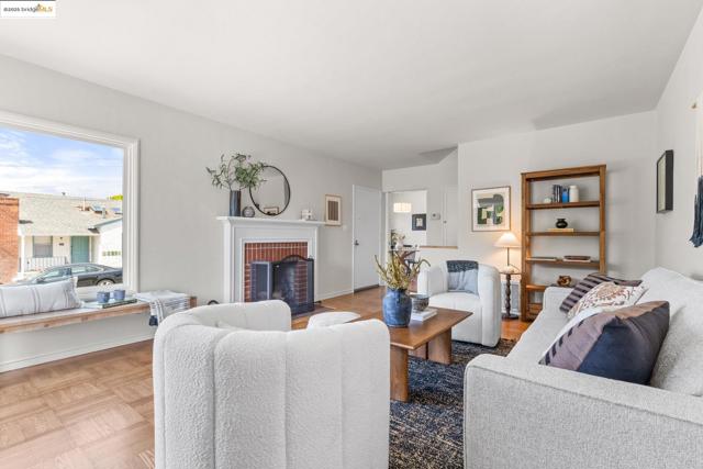 1420 Catherine Dr, Berkeley CA: https://media.crmls.org/mediaz/009992a2-ba9b-4dba-bcd6-961591a92e1d.jpg