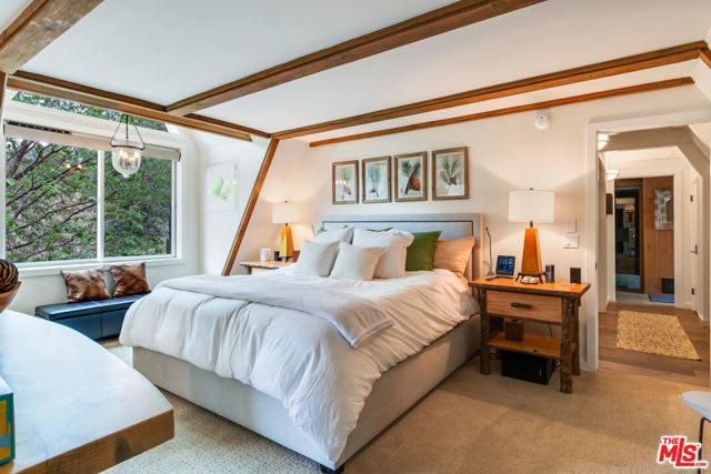 161 Rocky Point Road, Lake Arrowhead CA: https://media.crmls.org/mediaz/0099b71b-0887-4ac5-b0b4-c3ddd775a0d7.jpg