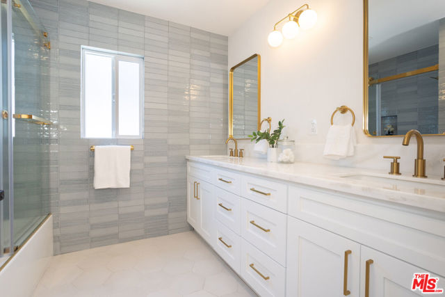 824 N Lima Street, Burbank CA: https://media.crmls.org/mediaz/009a0d87-ca36-410e-864d-886d53ec4df9.jpg