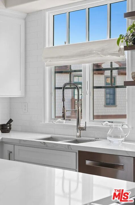 2584 Bungalow Place, Corona del Mar CA: https://media.crmls.org/mediaz/009a19f6-1fea-433c-93a7-71b9ed89a77d.jpg