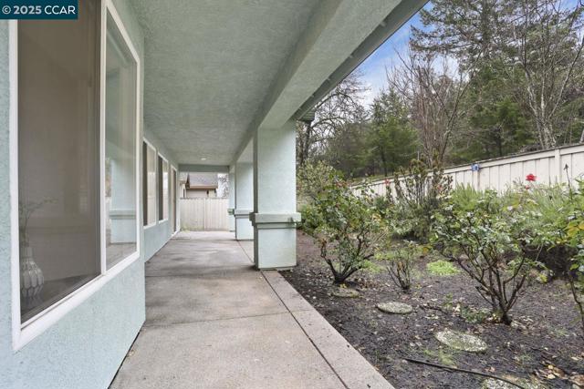 257 Red Mountain Drive, Cloverdale CA: https://media.crmls.org/mediaz/009a6345-b8cf-407c-8176-518720c16830.jpg