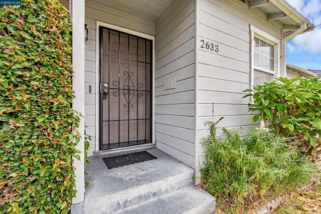 2633 Humphrey Ave, Richmond CA: https://media.crmls.org/mediaz/009b431e-271e-4ce0-a68c-9762a2a4cbff.jpg