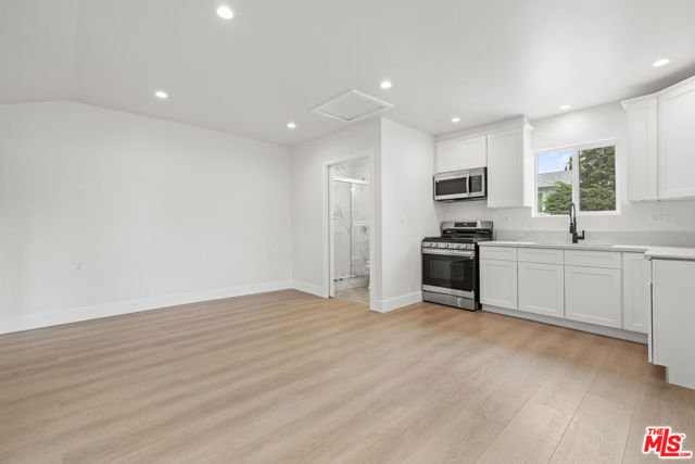 10914 Mcvine Avenue, Sunland CA: https://media.crmls.org/mediaz/009b45ec-a64e-4e03-a10d-646959f66380.jpg