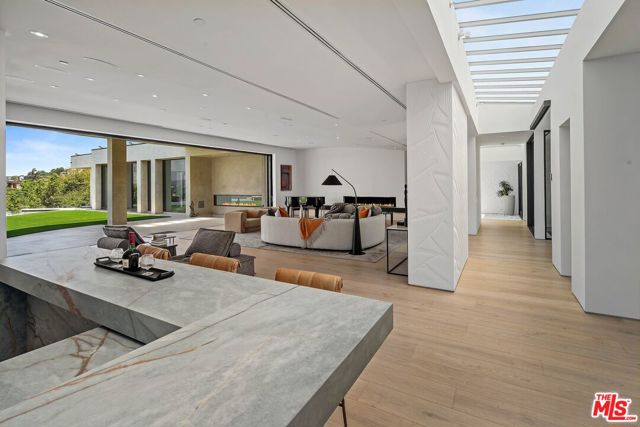 455 Castle Place, Beverly Hills CA: https://media.crmls.org/mediaz/009b486d-2e19-413d-8316-01bb7131c590.jpg
