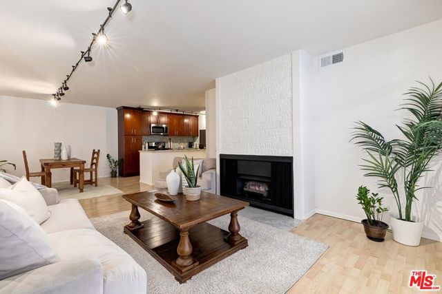 421 S La Fayette Park Place, Los Angeles CA: https://media.crmls.org/mediaz/009b979b-25f8-4ee9-83ef-6729cff58ba1.jpg