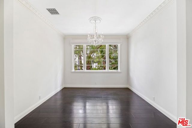 9233 1/2 Doheny Road, West Hollywood CA: https://media.crmls.org/mediaz/009bf007-05b1-4ba5-b294-2c71829085d7.jpg