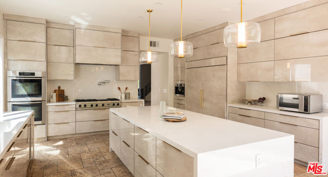 1113 Amherst Avenue, Los Angeles CA: https://media.crmls.org/mediaz/009c4dd7-ef36-4aa4-8b32-1b3fcf0b12ed.jpg