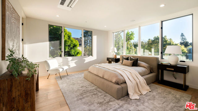 615 23rd Street, Santa Monica CA: https://media.crmls.org/mediaz/009ca641-37e3-4357-8515-78f9d7814eb0.jpg