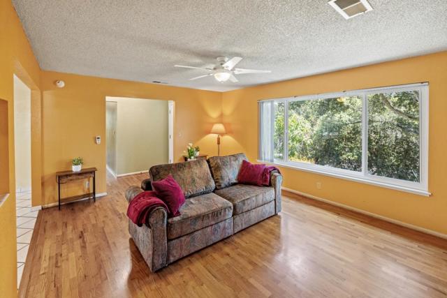 19060 Oak Heights Drive, Salinas CA: https://media.crmls.org/mediaz/009d1adc-55b9-461b-abc0-8a99f8201243.jpg