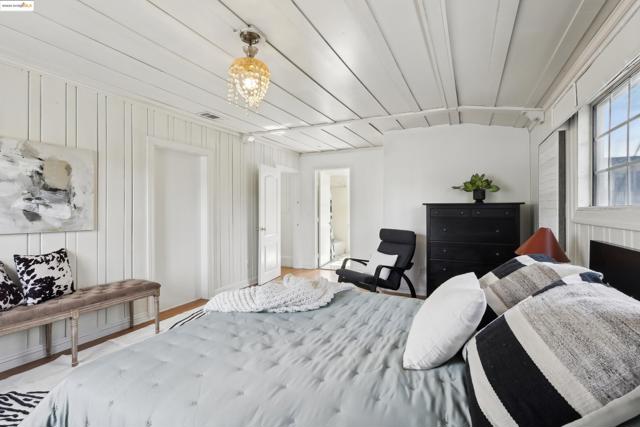 3064 E 15Th St, Oakland CA: https://media.crmls.org/mediaz/009e055c-99c6-41c1-9fb6-b85d042885c9.jpg