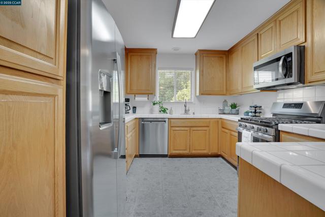 123 Williamson Ct, Martinez CA: https://media.crmls.org/mediaz/009e45eb-bd5b-4c8a-be32-e0896b1cc1aa.jpg