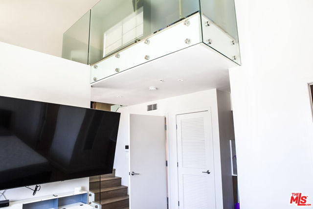 11649 Mayfield Avenue, Los Angeles CA: https://media.crmls.org/mediaz/009eaae0-b742-461b-a8b1-95ed0c9928f3.jpg