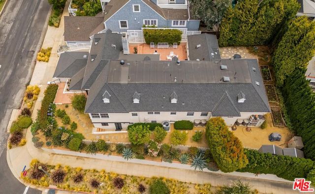 10798 Weyburn Avenue, Los Angeles CA: https://media.crmls.org/mediaz/009edcc9-eaca-4539-bc07-186511d5af2b.jpg
