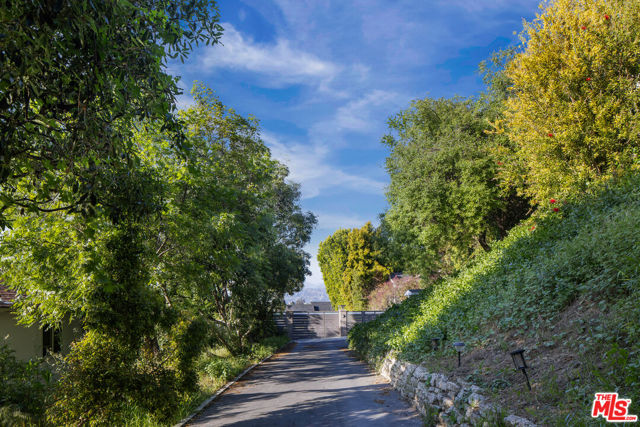 11775 Laurelwood Drive, Studio City CA: https://media.crmls.org/mediaz/00a061a9-1785-41f6-9331-0a5be7b6b1d2.jpg