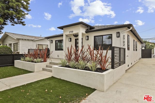 2700 S Palm Grove Avenue, Los Angeles CA: https://media.crmls.org/mediaz/00a065aa-baf6-4688-9d47-d85dcf20f64d.jpg