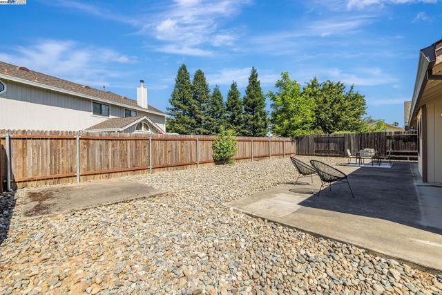1070 Porter Dr, Roseville CA: https://media.crmls.org/mediaz/00a0c313-3027-4cce-96d1-ec51534ea882.jpg