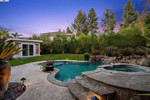 418 Golf Ct, Walnut Creek CA: https://media.crmls.org/mediaz/00a35da2-fa3c-4a79-9122-ec62a988262f.jpg