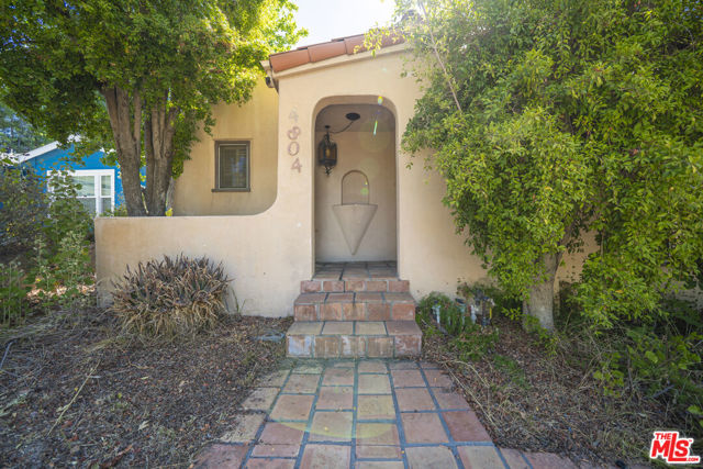 4804 La Canada Boulevard, La Canada Flintridge CA: https://media.crmls.org/mediaz/00a3a3d4-466a-4917-a6f8-d11285430337.jpg