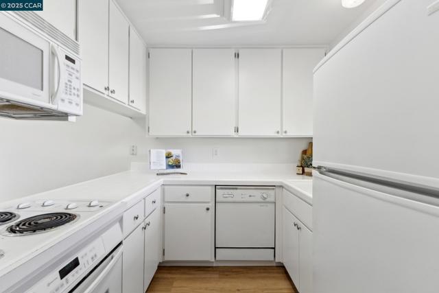 3847 Vineyard Ave, Pleasanton CA: https://media.crmls.org/mediaz/00a3b044-6ed4-4925-b5fe-1cd78406f046.jpg