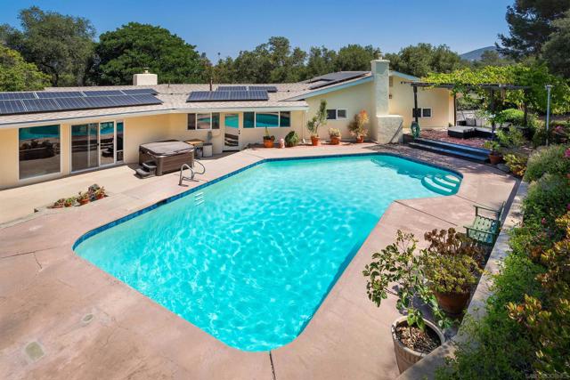 1131 Vale Terrace Dr, Vista CA: https://media.crmls.org/mediaz/00a3b292-8ac5-4d7b-a058-4c50778576de.jpg