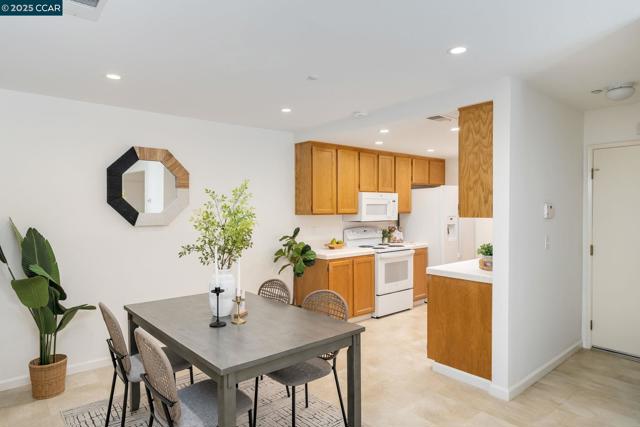 302 Columbia Cir, Benicia CA: https://media.crmls.org/mediaz/00a4627b-fac8-4950-8967-face7ff213d2.jpg