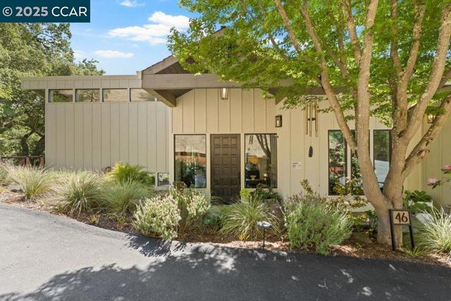 46 E Altarinda, Orinda CA: https://media.crmls.org/mediaz/00a4b108-1d8b-44f0-b3fd-df9bfad62094.jpg