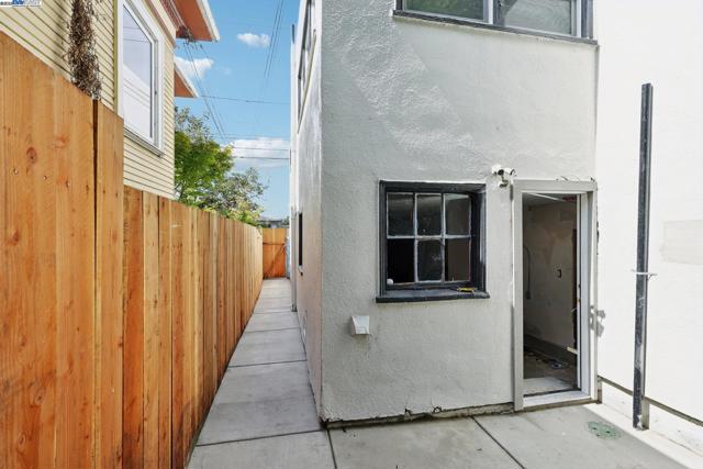 511 59Th St, Oakland CA: https://media.crmls.org/mediaz/00a51b1a-b166-4b37-b6fc-05b2fe3e1ddc.jpg