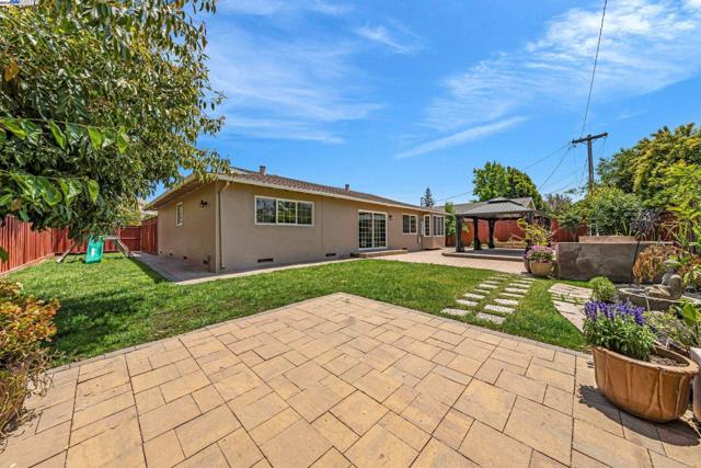 41917 Camino Santa Barbara, Fremont CA: https://media.crmls.org/mediaz/00a53494-92fe-4907-9986-e004081eacdf.jpg