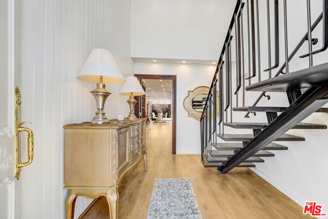 6409 Graves Avenue, Lake Balboa CA: https://media.crmls.org/mediaz/00a5477c-e767-4c45-ad06-75a7e624fe4e.jpg
