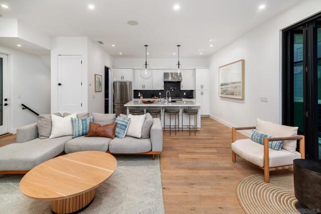 1041 Van Nuys St, San Diego CA: https://media.crmls.org/mediaz/00a68152-1da0-46b2-bc17-38ddba469472.jpg