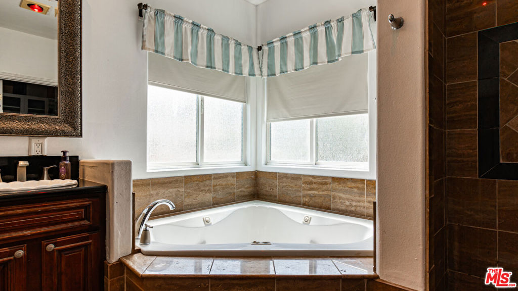 https://media.crmls.org/mediaz/00a701ee-18db-4526-8b16-f8a8d16a355c.jpg?preset=X-Large
