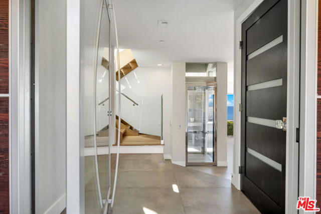 25423 Malibu Road, Malibu CA: https://media.crmls.org/mediaz/00a814f5-157b-4f9f-b764-4a043aab642e.jpg