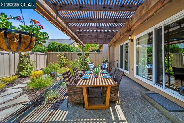 672 Savoy Ct, Walnut Creek CA: https://media.crmls.org/mediaz/00a83bba-5354-4d50-aa7f-848380bd1b29.jpg