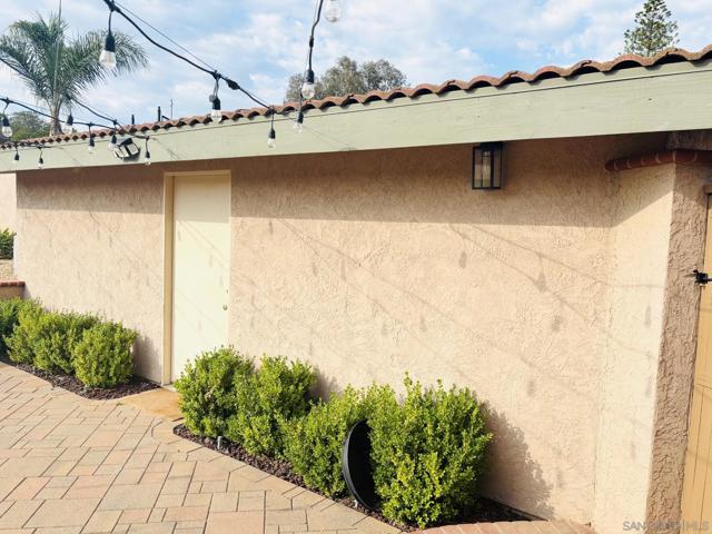 672 Chateau Place, Escondido CA: https://media.crmls.org/mediaz/00a8f933-582d-4553-bdc9-8af75f0828c1.jpg