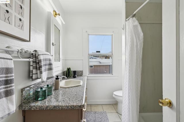 3064 E 15Th St, Oakland CA: https://media.crmls.org/mediaz/00a97c64-b6d3-4b36-8db7-552e59a256a9.jpg