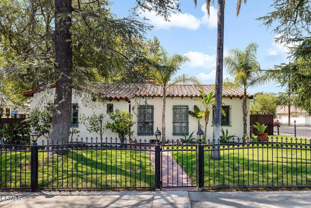 11074 Emelita Street Street, Los Angeles CA: https://media.crmls.org/mediaz/00a9966a-a91b-4e95-aaa8-5aaf9076a7d4.jpg