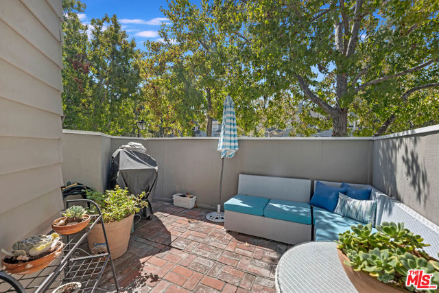 1018 Gilbert Lane photo 5