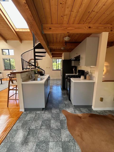 2120 6th St, Berkeley CA: https://media.crmls.org/mediaz/00aad068-6c6e-4e59-aaa9-851de9a44ecf.jpg